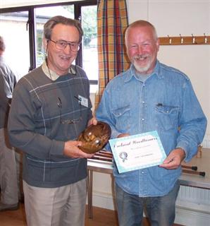 Geoff Hunt receiving the runner up certificate from Bill Care